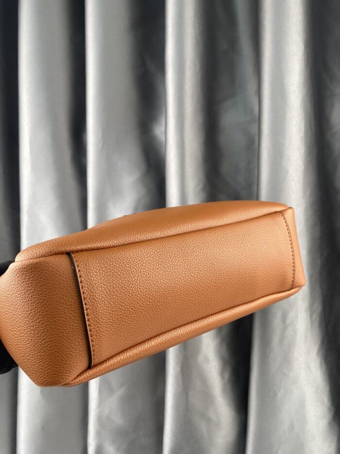 Alternative view of SAINT LAURENT 5 À 7 SOFT SMALL HOBO BAG IN SMOOTH LEATHER BEIGE