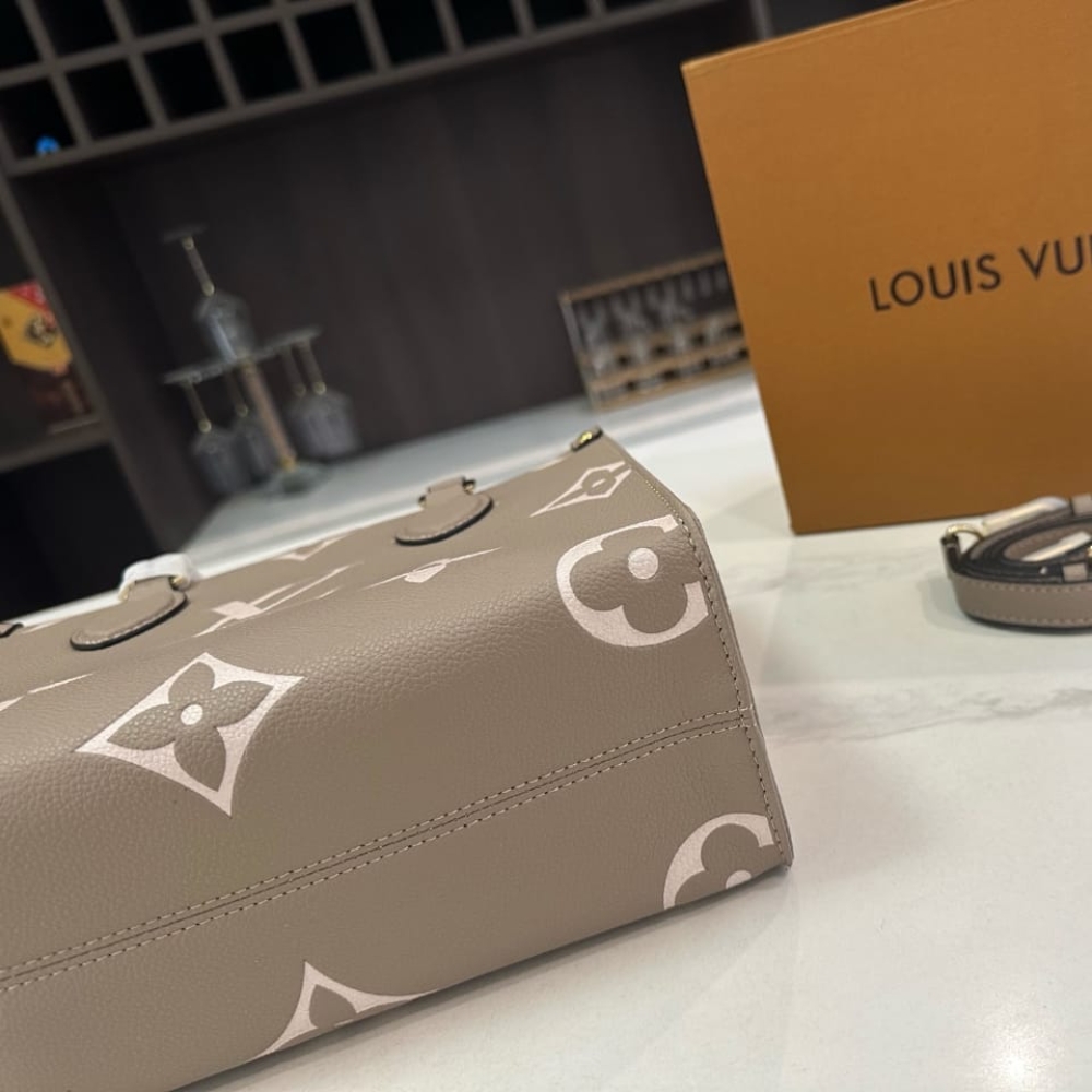 Louis Vuitton Onthego PM Bicolor Monogram Beige 25Cm M45779 - Image 5