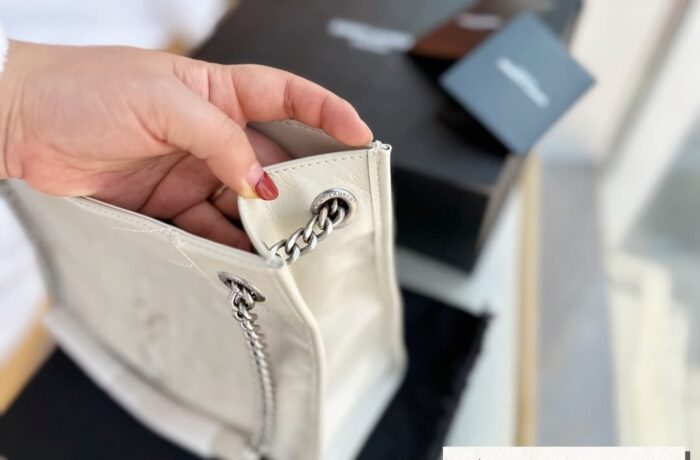 Alternative view of SAINT LAURENT MEDIUM NIKI SHOPPING BAG WHITE 32CM