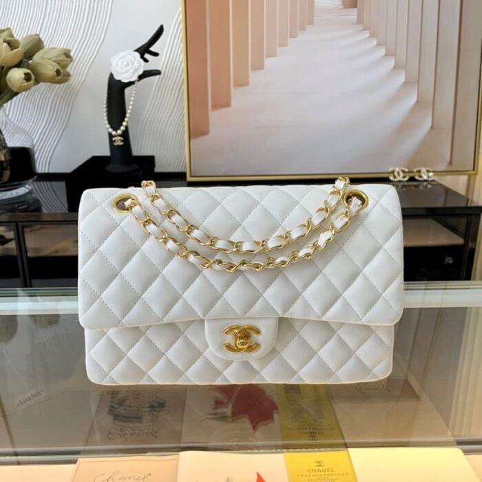 Alternative view of CHANEL CLASSIC MEDIUM HANDBAG WHITE 25CM A01112