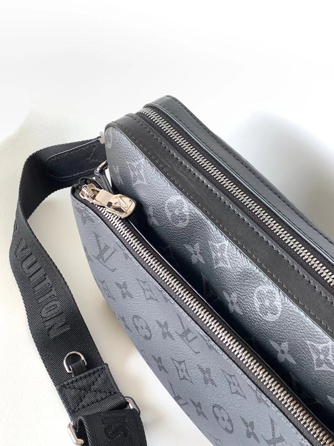 LOUIS VUITTON TRIO MESSENGER BAG 24CM M69443 - Image 3