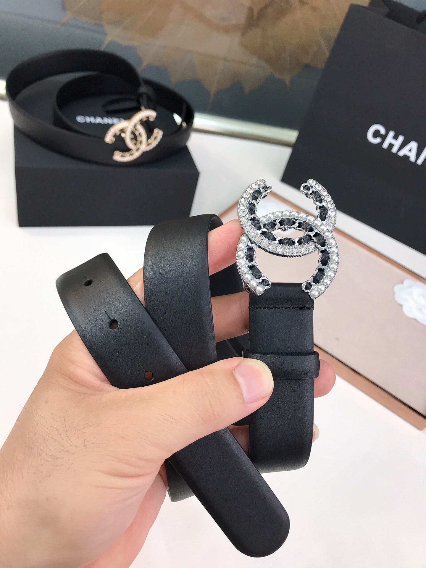 CHANEL CC LOGO IN SILVER METAL AND BLACK LEATHER 28MM - Image 4