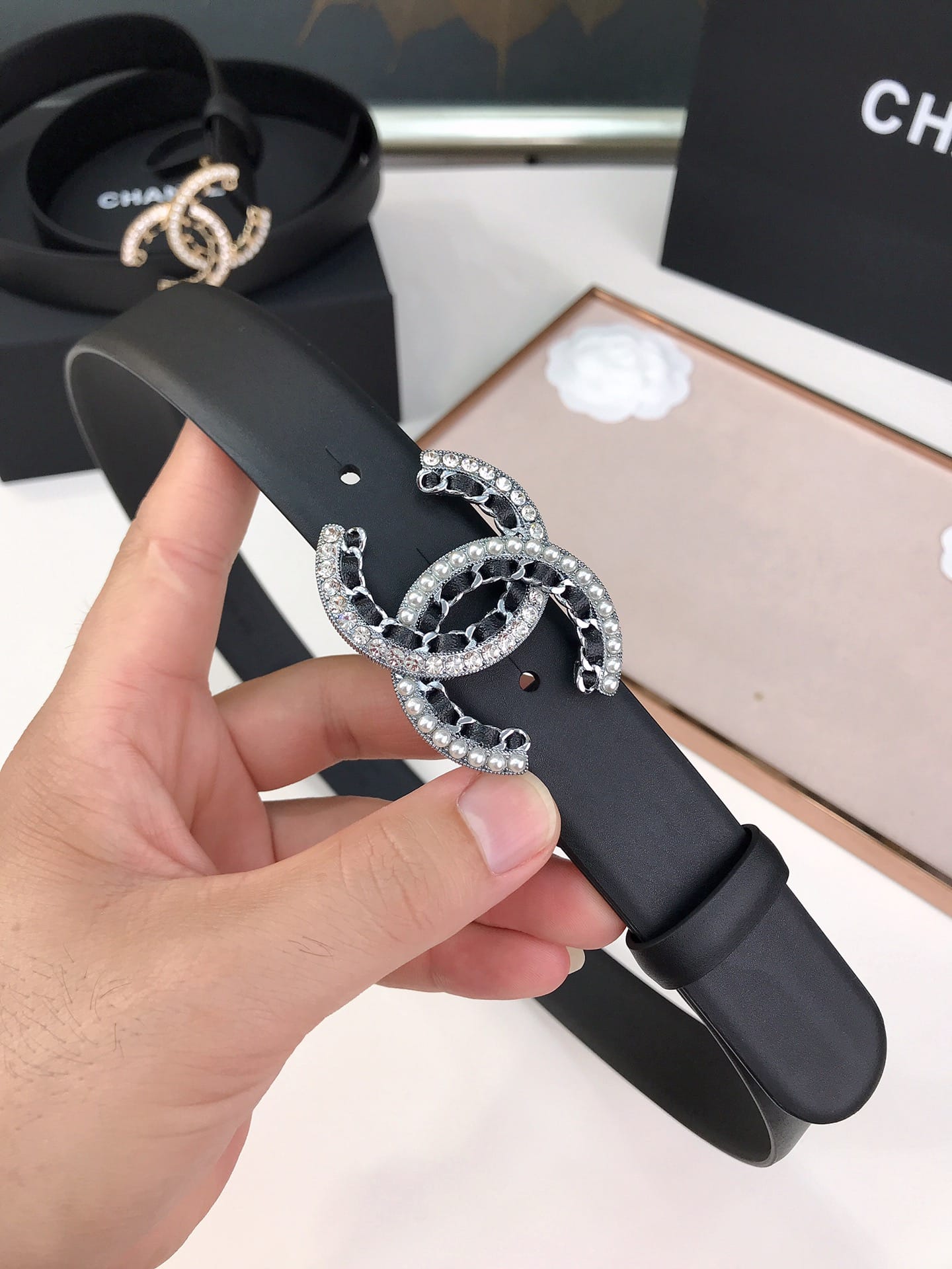 CHANEL CC LOGO IN SILVER METAL AND BLACK LEATHER 28MM - Image 3