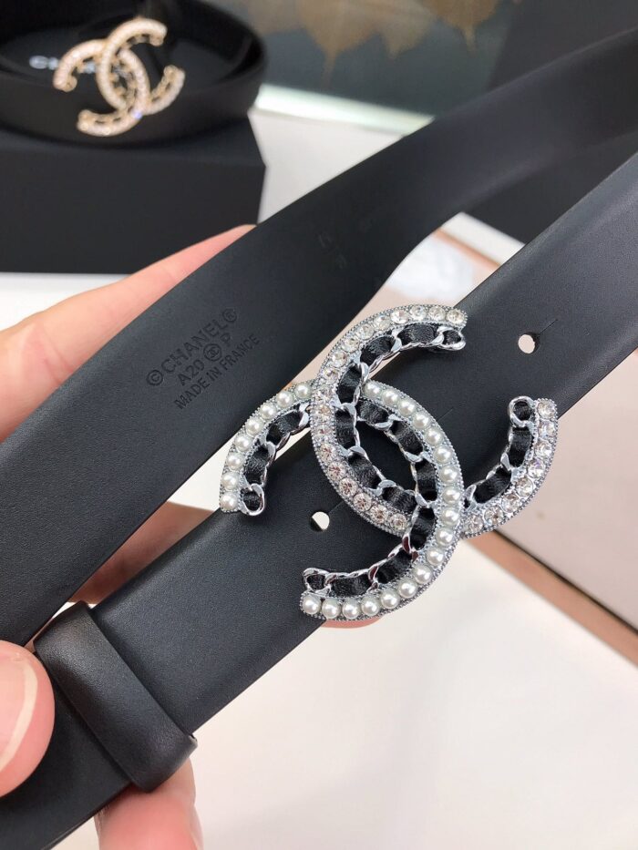 Alternative view of CHANEL CC LOGO IN SILVER METAL AND BLACK LEATHER 28MM