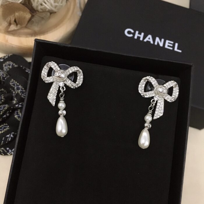 Alternative view of CHANEL BOW SILVER PEARL EARRINGS AB4300 B03544 N788652