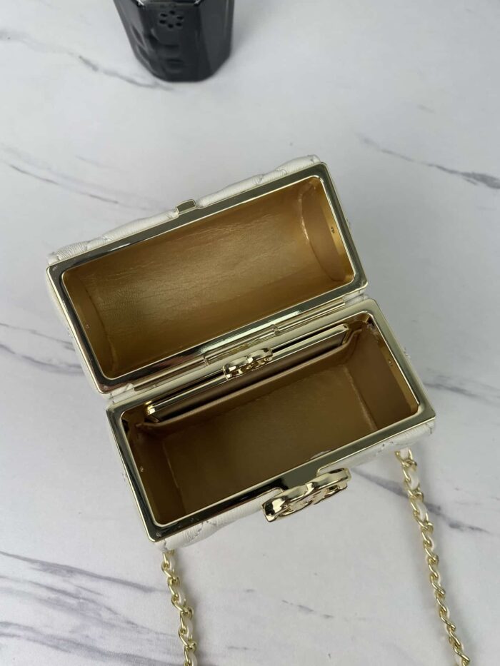 Alternative view of CHANEL SMALL BOX WITH CHAIN IN WHITE 12CM AP2656