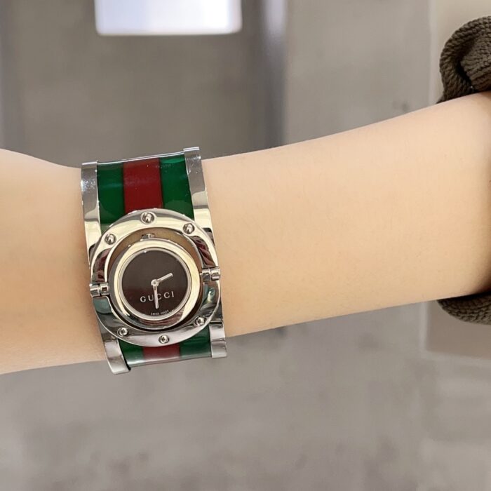 Alternative view of GUCCI 112 THE TWIRL BLACK DIAL 33MM YA112417