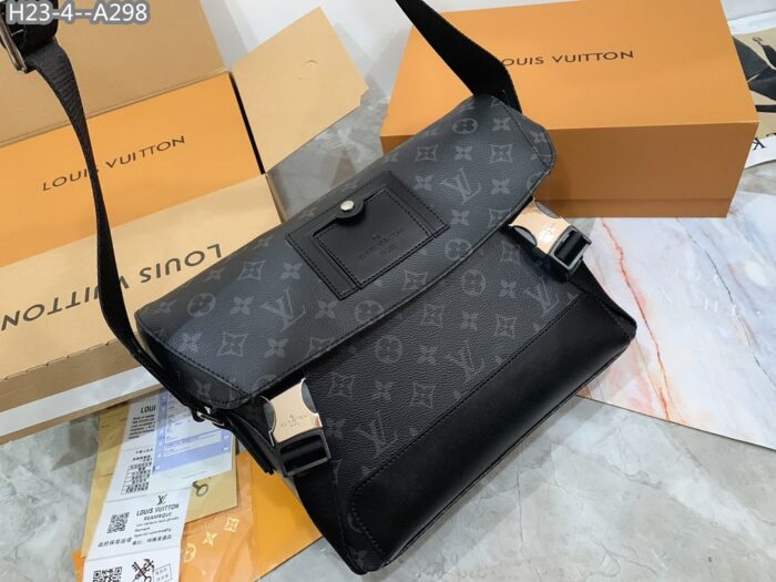 Alternative view of LOUIS VUITTON MESSENGER PM VOYAGER BLACK 32CM M40511