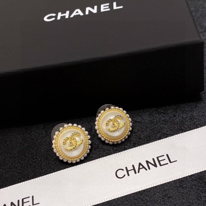 Alternative view of CHANEL BUTTON PEARL EARRINGS