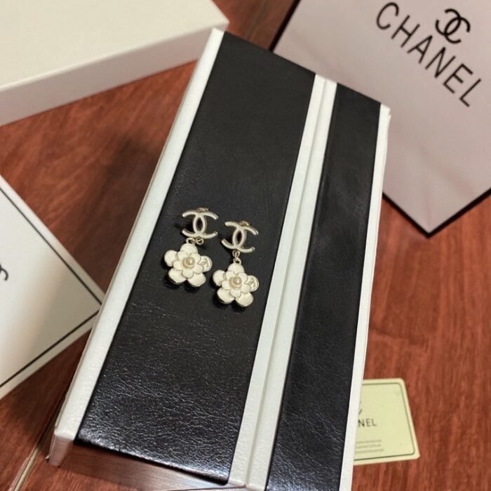 Alternative view of CHANEL FLOWER WHITE EARRINGS