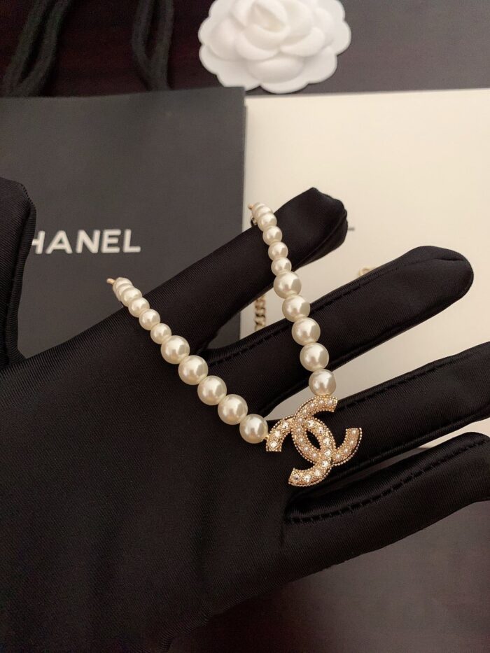 Alternative view of CHANEL WOMEN'S PEARL NECKLACE AND GOLD METAL