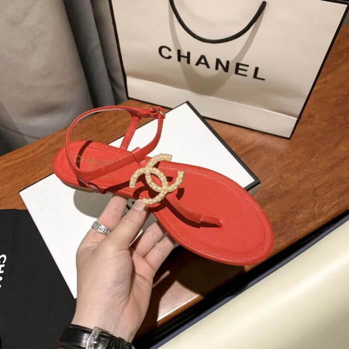Alternative view of CHANEL GOLD PEARL CC LOGO THONG SANDALS RED