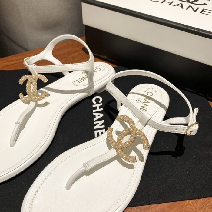 Alternative view of CHANEL GOLD PEARL CC LOGO THONG SANDALS WHITE