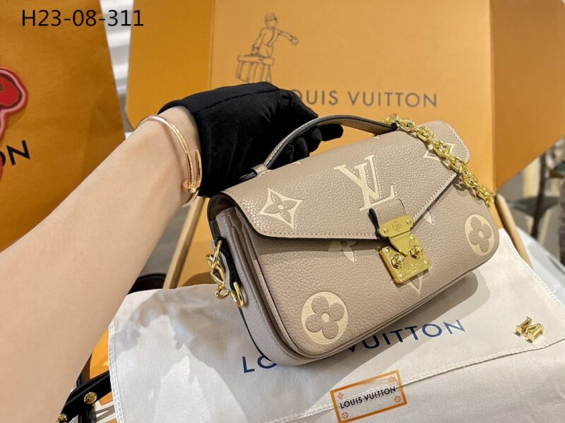 Alternative view of LOUIS VUITTON POCHETTE MÉTIS EAST WEST BAG GRAY CREAM 21CM M23081
