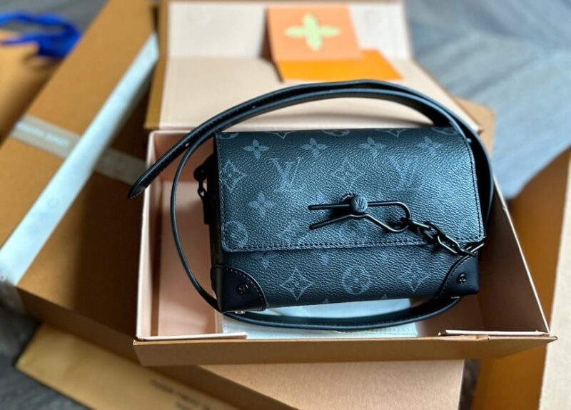 Alternative view of LOUIS VUITTON STEAMER WEARABLE WALLET BLACK 18CM M81783