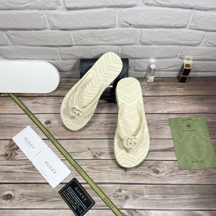 Alternative view of GUCCI WOMEN'S CHEVRON THONG WHITE 655463 J8710 9022