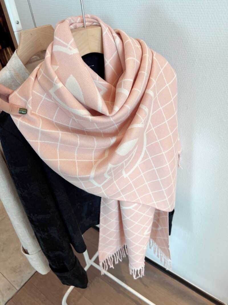 Alternative view of CHANEL CASHMERE SHEARLING SCARF PINK