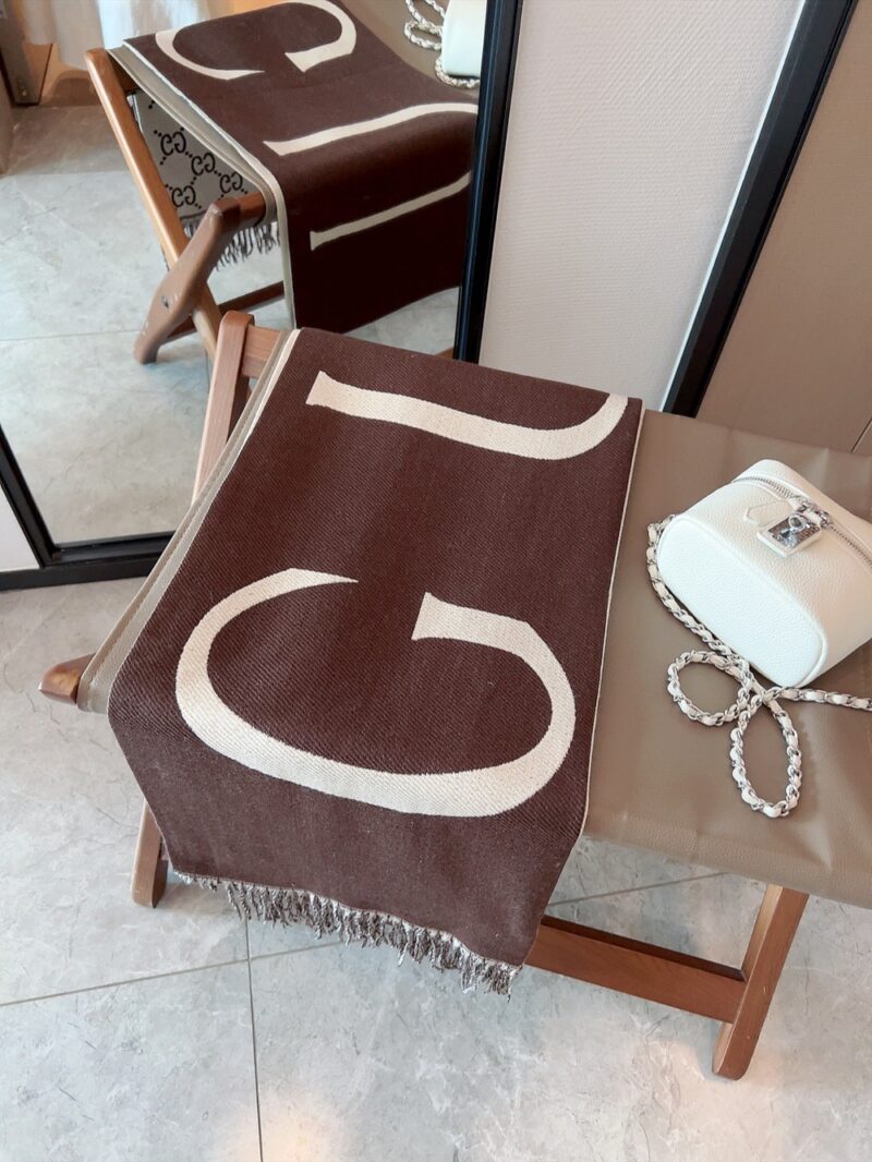 Alternative view of GUCCI GG JACQUARD SCARF WIHTE AND BROWN