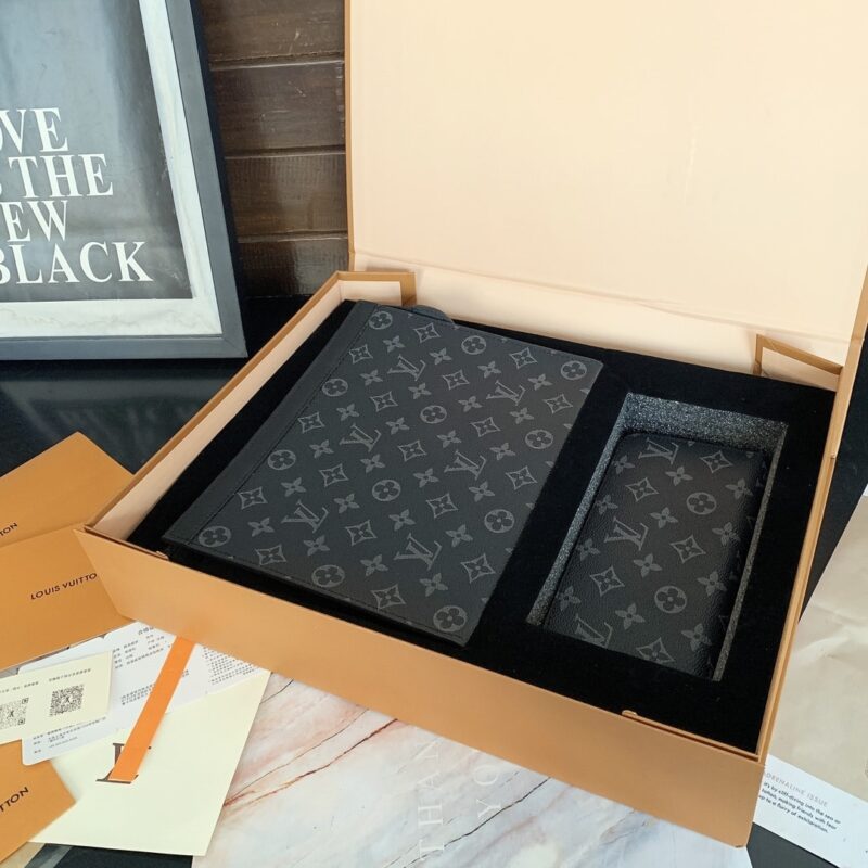 Alternative view of LOUIS VUITTON VOYAGE MM POCHETTE MONORAM BLACK 26CM M61692