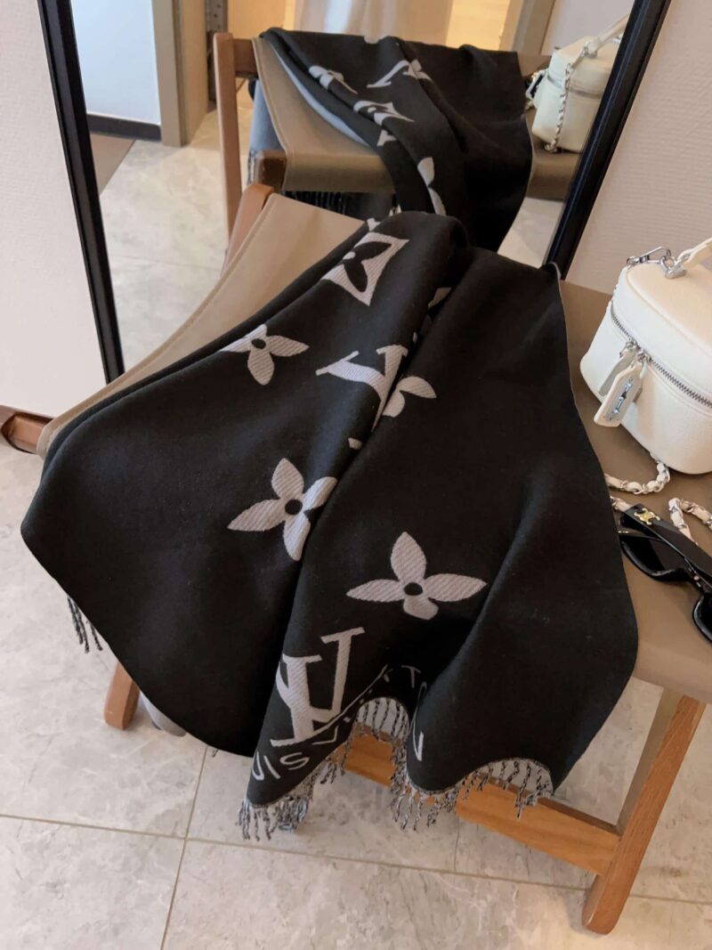 Alternative view of LOUIS VUITTON REYKJAVIK SCARF BLACK M71040
