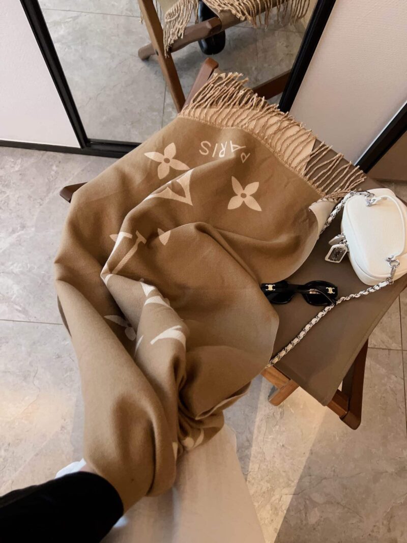 Alternative view of LOUIS VUITTON REYKJAVIK SCARF BEIGE M76067