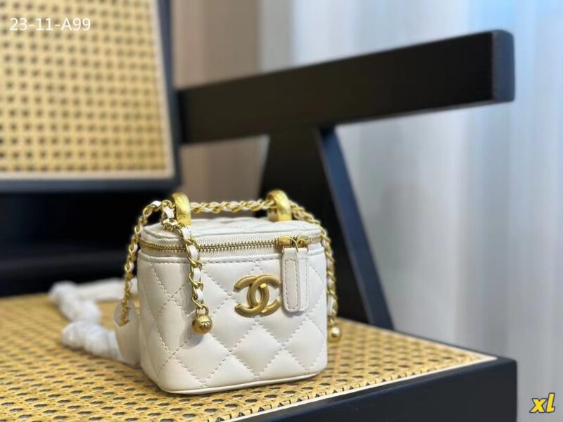 Alternative view of CHANEL SMALL VANITY WITH CHAIN WHITE 12CM