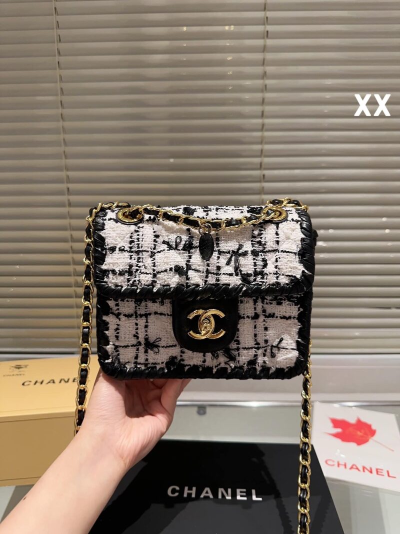 Alternative view of CHANEL MINI FLAP BAG WHITE 20CM