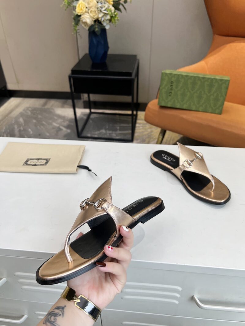 Alternative view of GUCCI WOMEN'S THONG SANDAL WITH HORSEBIT GOLD