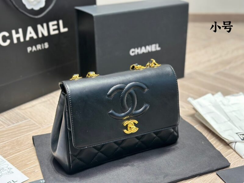 Alternative view of CHANEL VINTAGE FLAP BAG BLACK 22CM
