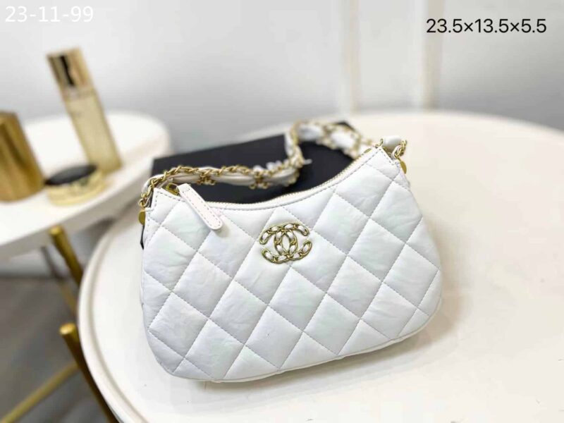 Alternative view of CHANEL HOBO HANDBAG AGED CALFSKIN WHITE 24CM