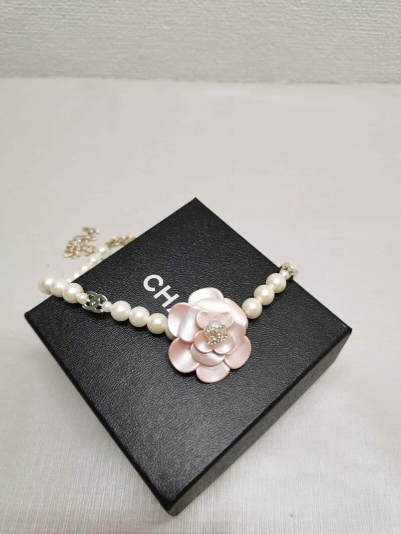 Alternative view of CHANEL PEARL AND CAMÉLIA NECKLACE