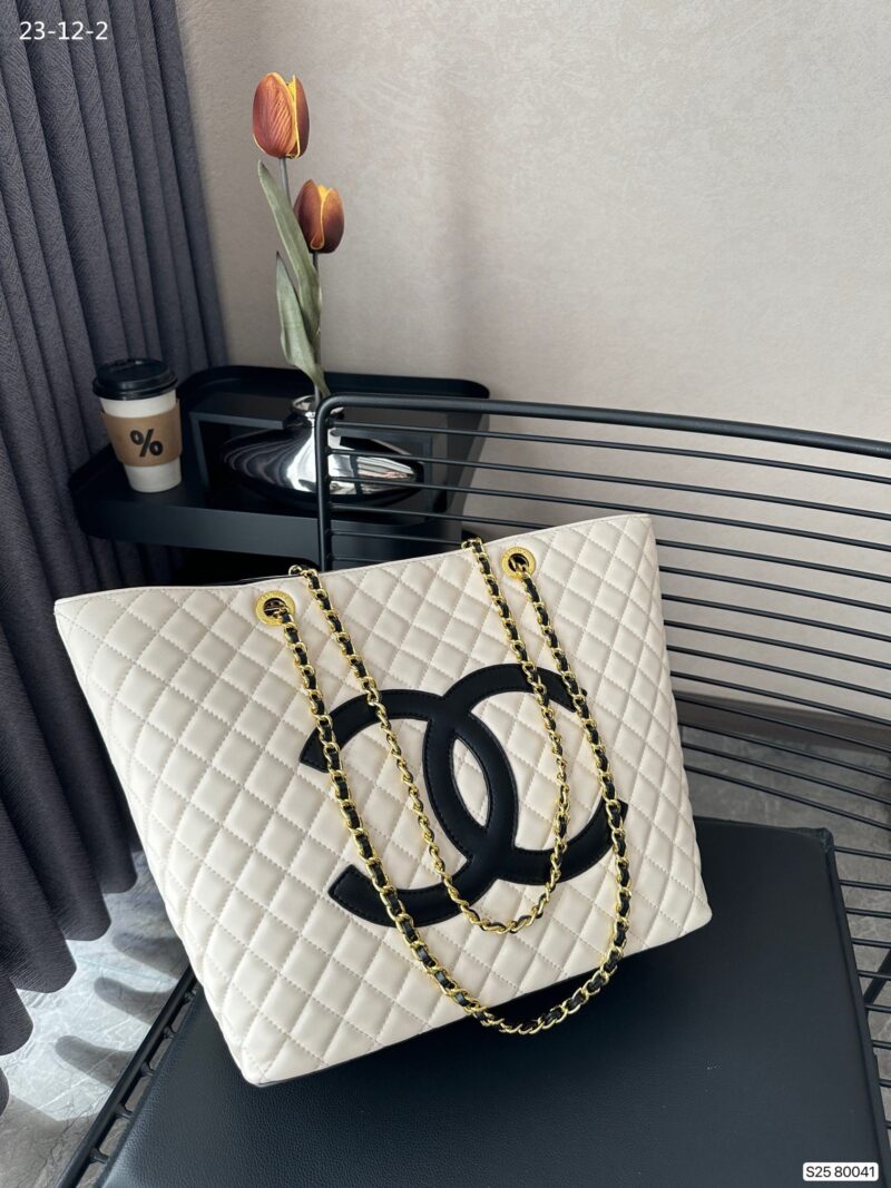 Alternative view of CHANEL CC SHOPPING BAG WITH CHAIN LEATHER WHITE 32CM