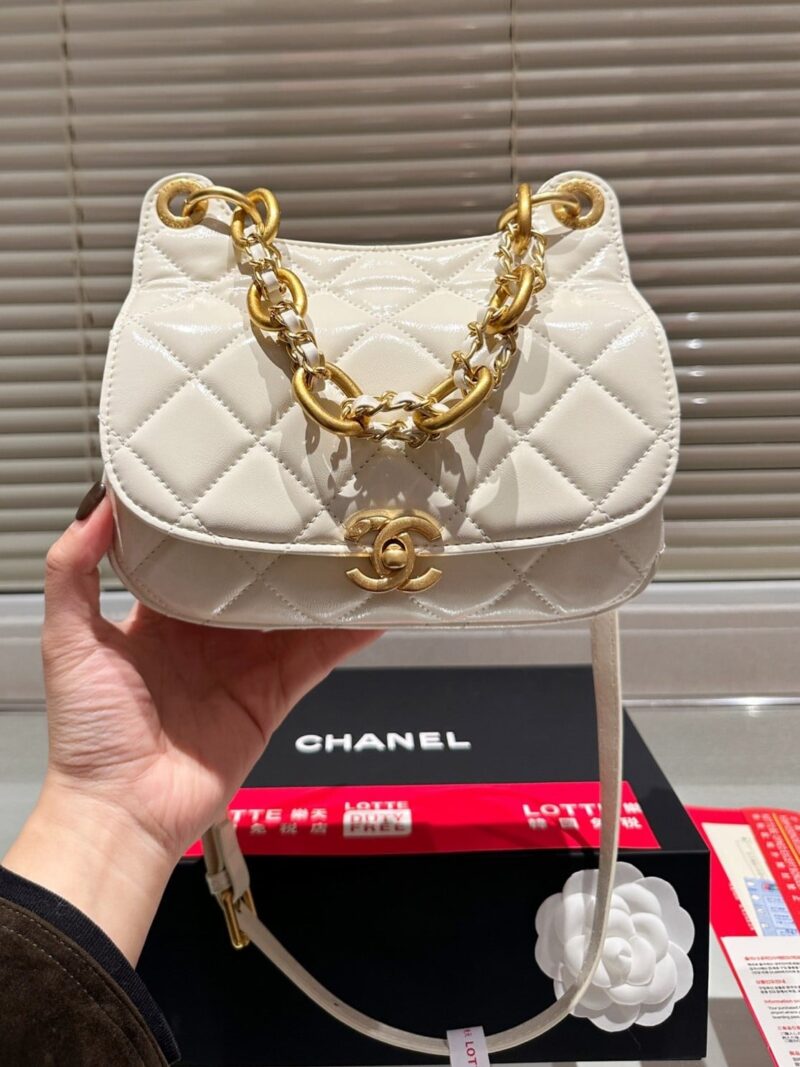 Alternative view of CHANEL HOBO BAG WITH CHAIN AND GOLD HARDWARE WHITE 21CM