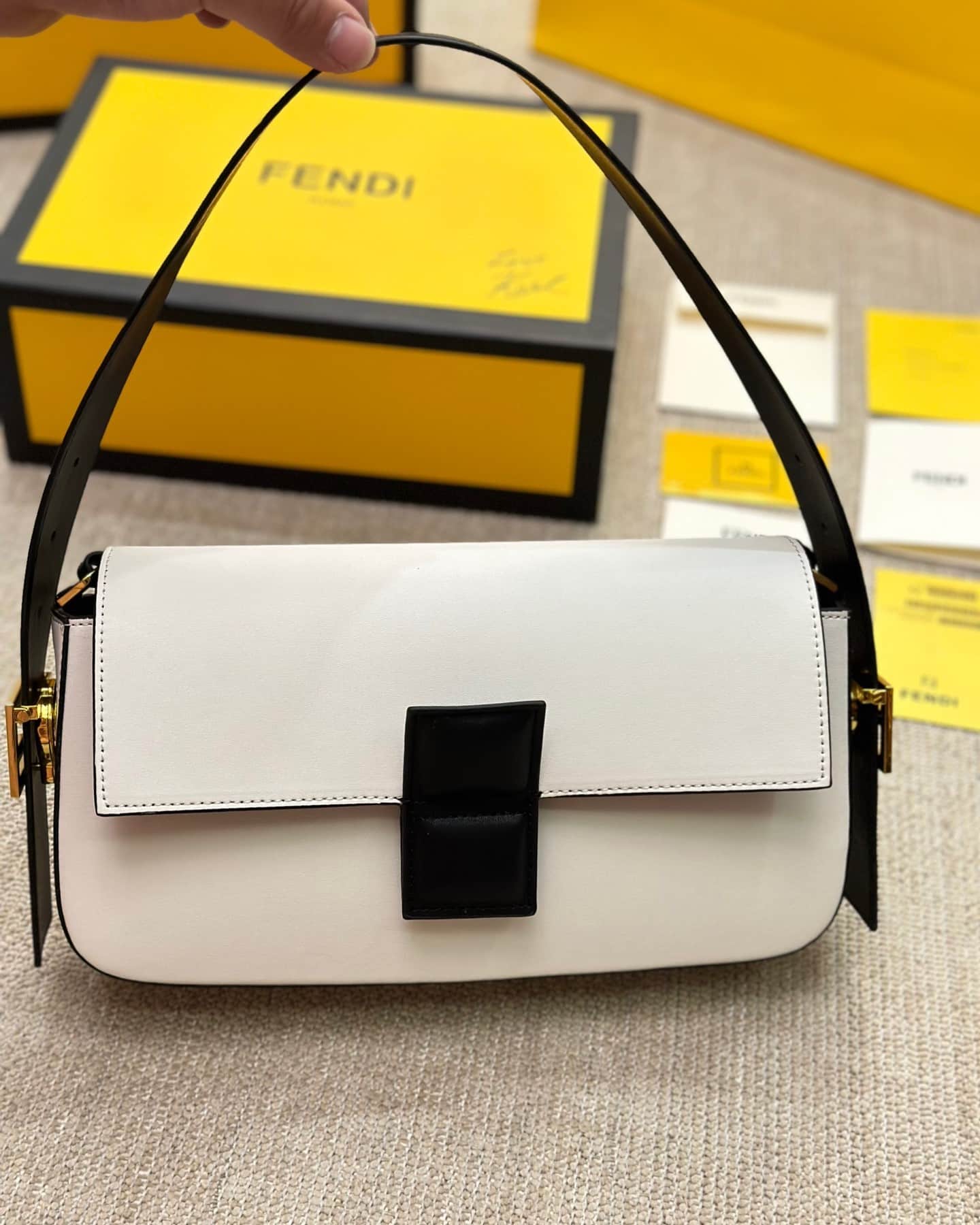 FENDI BAGUETTE WHITE AND BLACK COLOR BLOCK LEATHER BAG 26CM 8BR821APKOF1NZ3 - Image 2