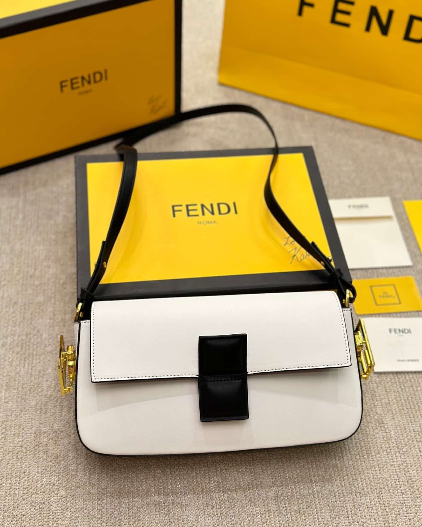FENDI BAGUETTE WHITE AND BLACK COLOR BLOCK LEATHER BAG 26CM 8BR821APKOF1NZ3 - Image 4