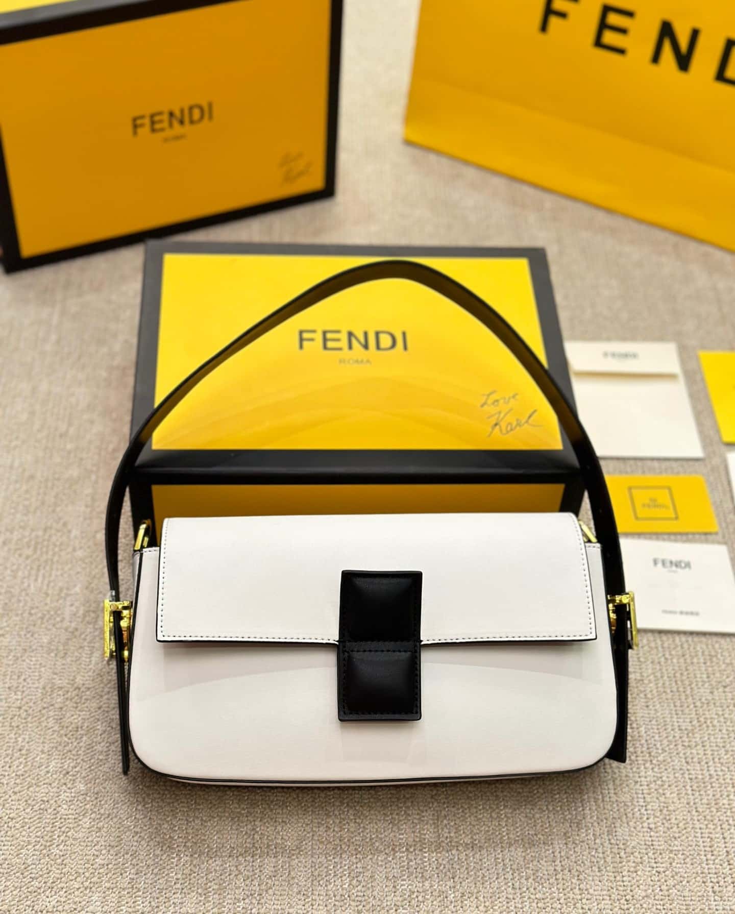FENDI BAGUETTE WHITE AND BLACK COLOR BLOCK LEATHER BAG 26CM 8BR821APKOF1NZ3 - Image 5