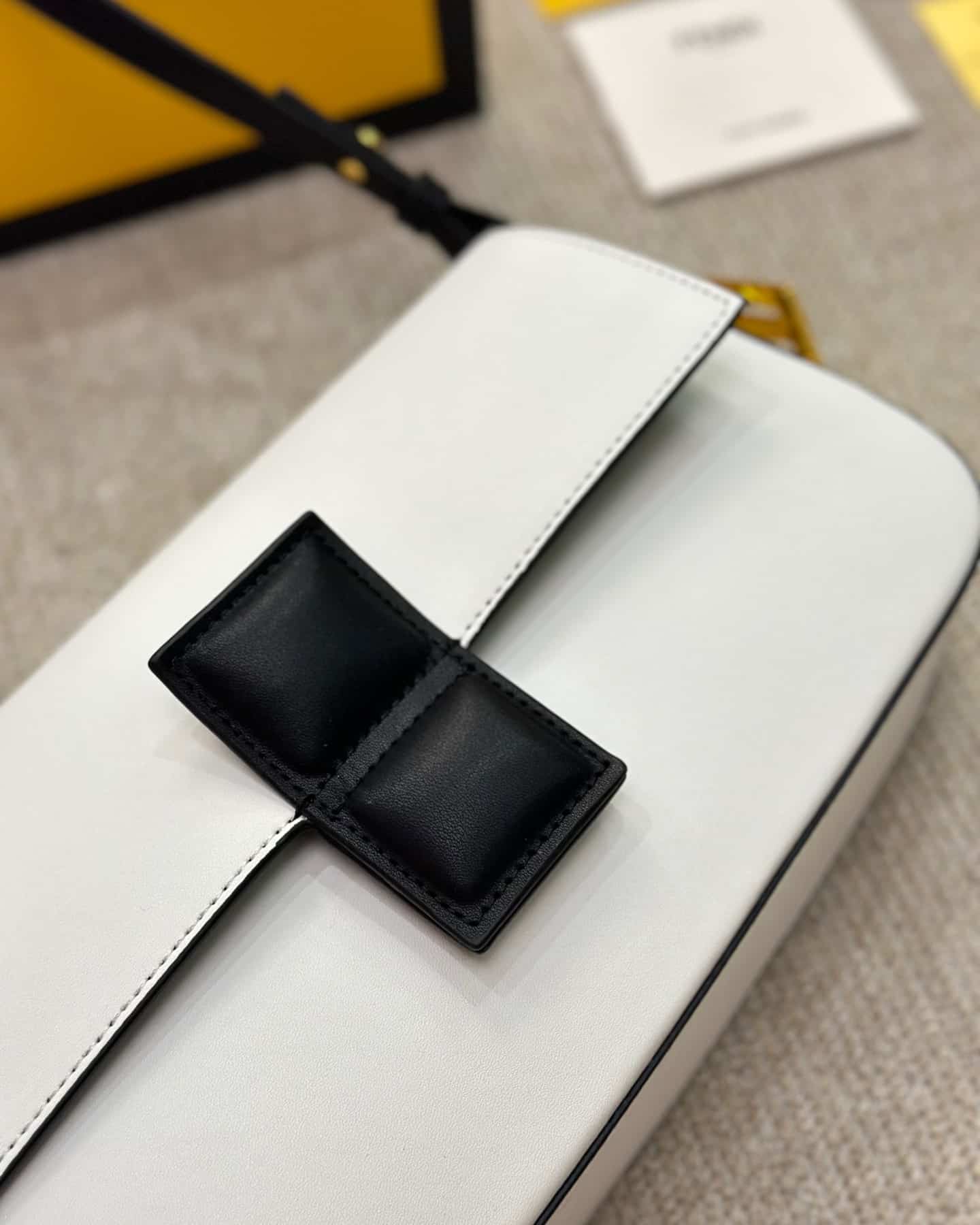 FENDI BAGUETTE WHITE AND BLACK COLOR BLOCK LEATHER BAG 26CM 8BR821APKOF1NZ3 - Image 6