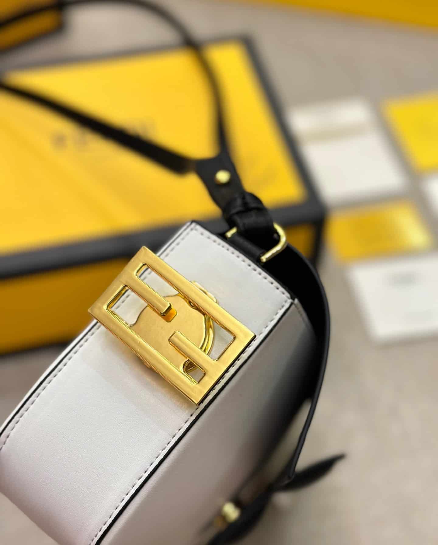 FENDI BAGUETTE WHITE AND BLACK COLOR BLOCK LEATHER BAG 26CM 8BR821APKOF1NZ3 - Image 7