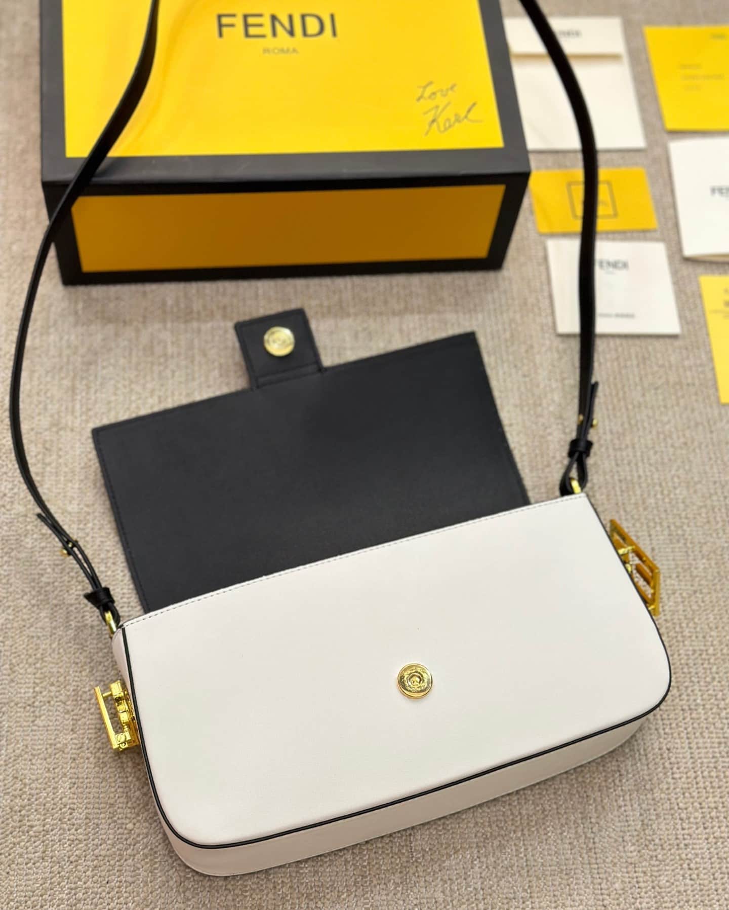 FENDI BAGUETTE WHITE AND BLACK COLOR BLOCK LEATHER BAG 26CM 8BR821APKOF1NZ3 - Image 8