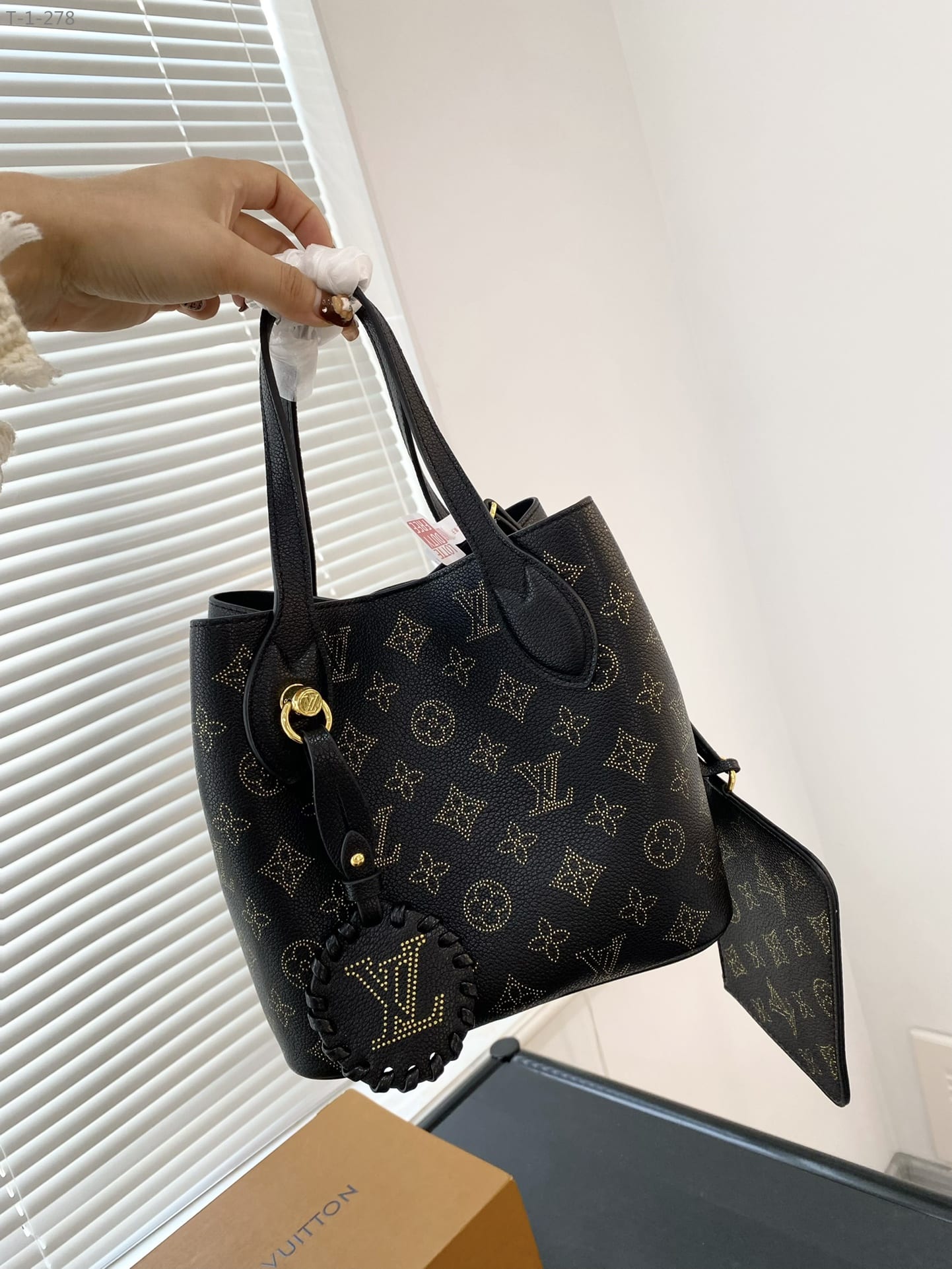 LOUIS VUITTON BLOSSOM PM BLACK 20CM M23393 - Image 5