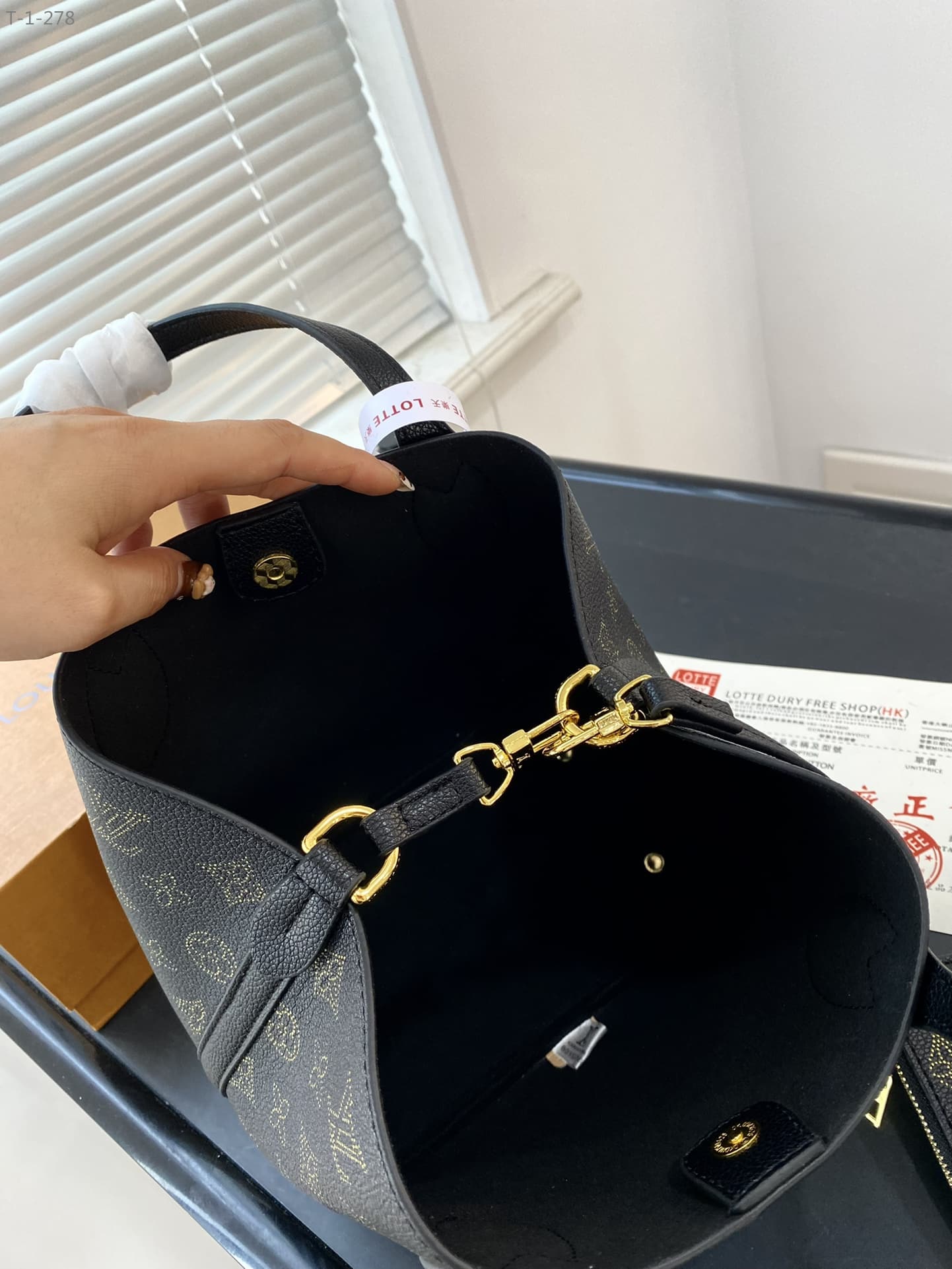 LOUIS VUITTON BLOSSOM PM BLACK 20CM M23393 - Image 10