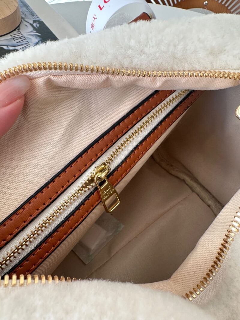 Alternative view of LOUIS VUITTON SPEEDY BANDOULIERE MONOGRAM TEDDY FLEECE 25 WHITE 25CM