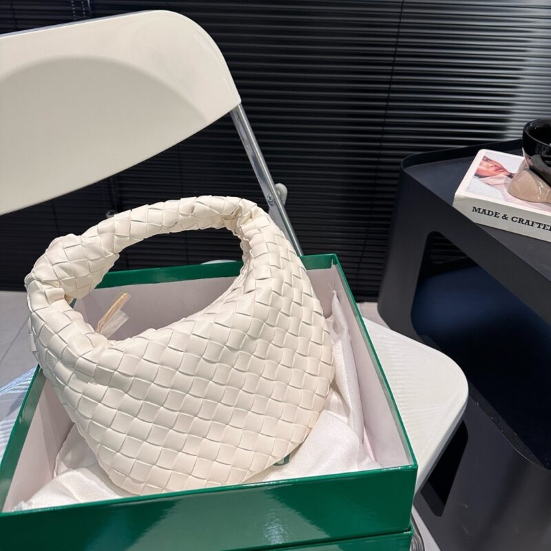Alternative view of BOTTEGA VENETA JODIE INTRECCIATO LEATHER HANDLE BAG WHITE 27CM 690225VCPP09009