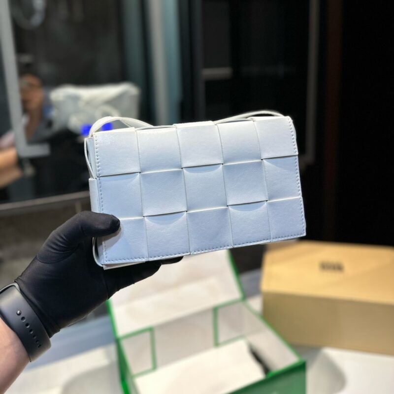 Alternative view of BOTTEGA VENETA CASSETTE 2380 CHF WHITE 22CM 578004VMAY19007