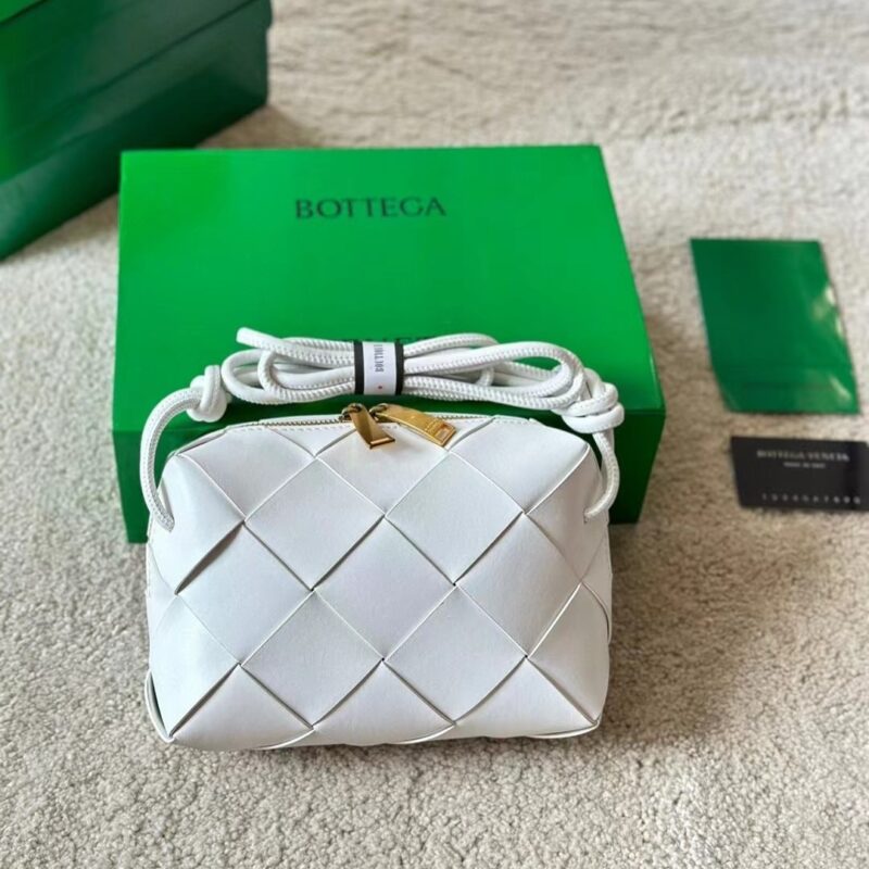 Alternative view of BOTTEGA VENETA SMALL CASSETTE CAMERA BAG MXN 52 400 WHITE 18CM 709417VCQC29009