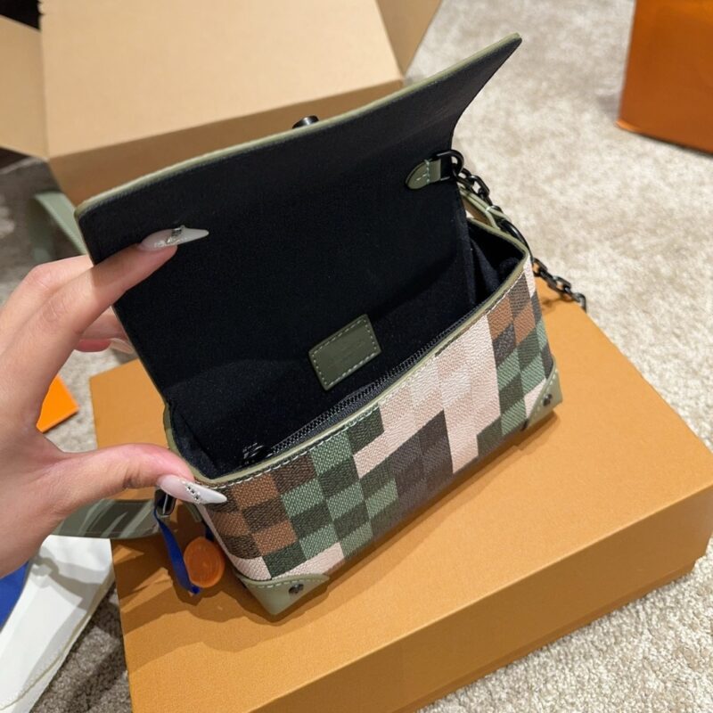 Alternative view of LOUIS VUITTON STEAMER WEARABLE WALLET DAMIER GREEN 17CM M83172