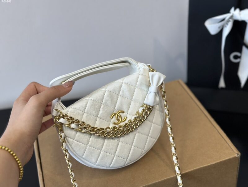Alternative view of CHANEL POUCH GRAINED SHINY WHITE 17CM AP3943 B16288 10601