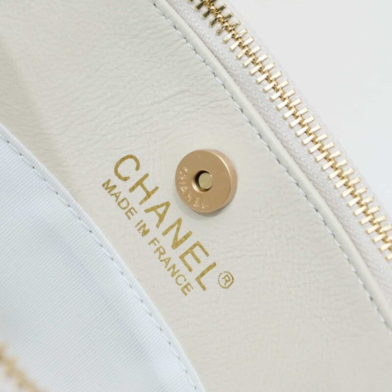 Alternative view of CHANEL HANDBAG GOLD TONE METAL WHITE 20CM