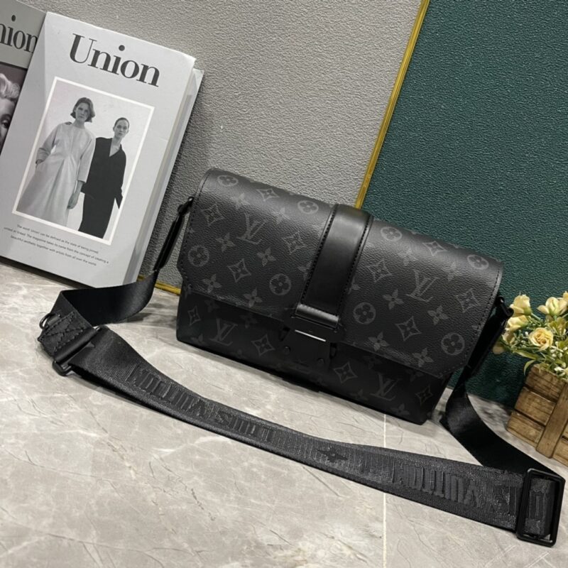 Alternative view of LOUIS VUITTON S CAPE MESSENGER BLACK 28CM M46794