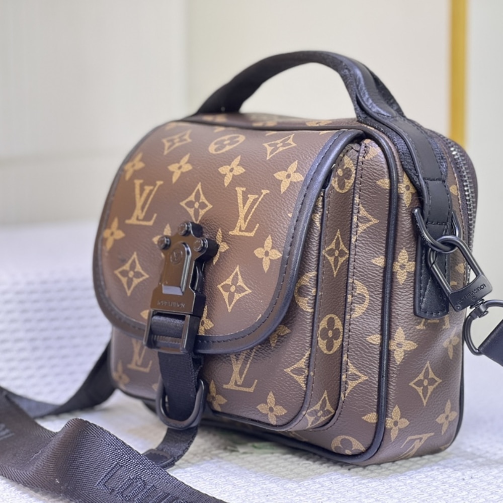 LOUIS VUITTON QUEST MESSENGER BROWN 18CM M46973 - Image 9